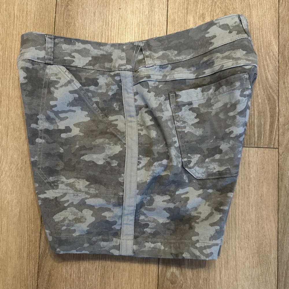 Spanx Womens Twill Stretch Shorts Size M Grey Camo Pull On 4" Inseam Tum Control - Picture 2 of 9